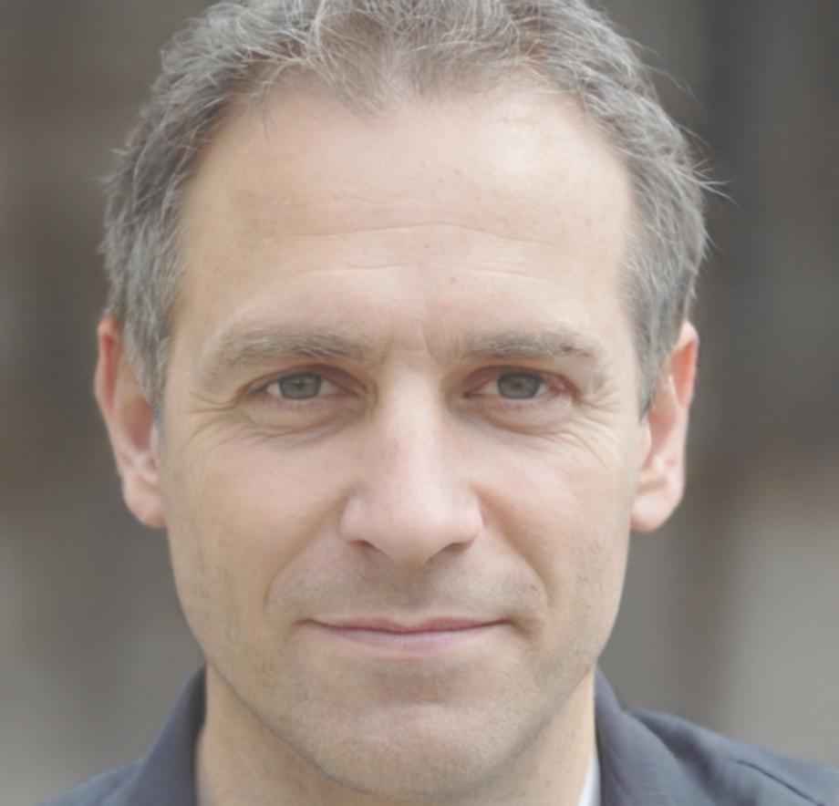 Portrait de Thomas, entrepreneur satisfait